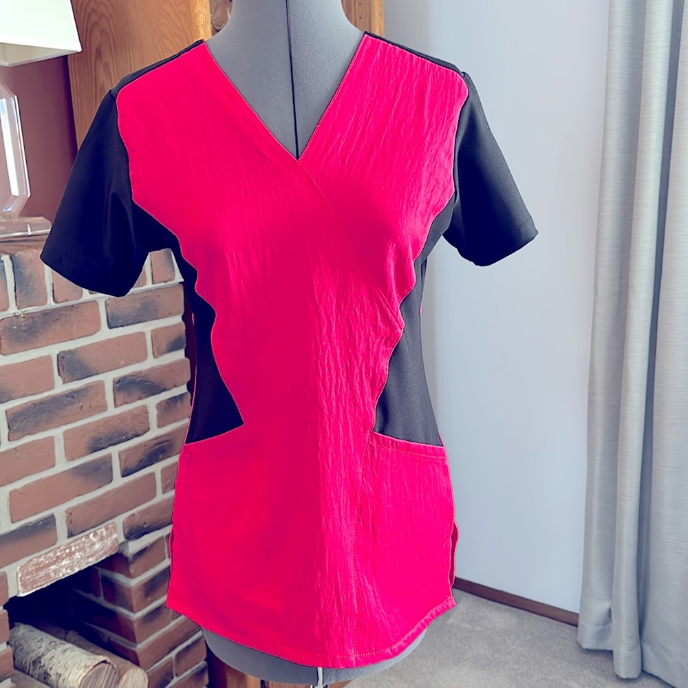 WonderWink FFX Sport Mock Wrap Scrub Top in Strawberry size XS  ~EUC~